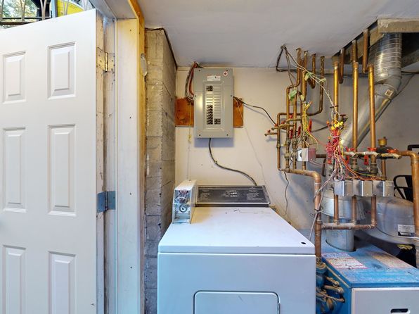 246 W 4th St, North Vancouver, BC V7M 1H7