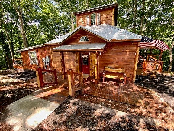 3rd image of 200 Jennifer Ln