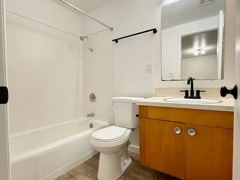 4001 NE 50th St — Photo 8