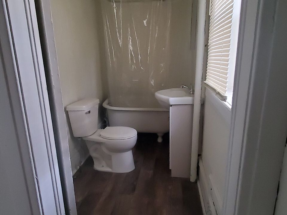 2nd image of 437 1/2 Center St