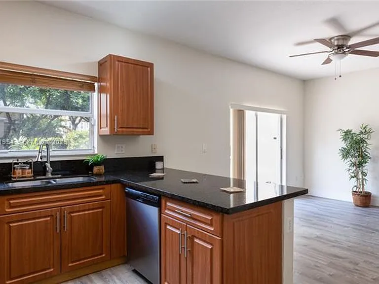 12722 SW 49th Ct #Townhouse 12722 — Photo 8