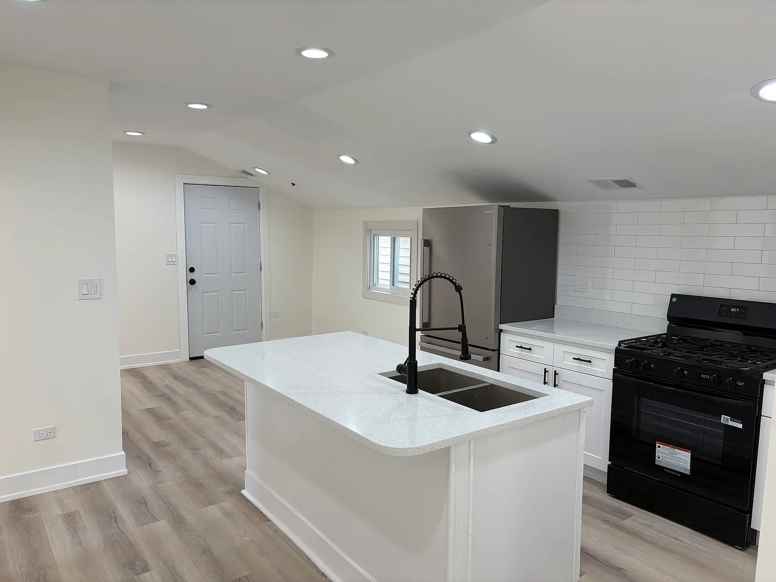 3 bed, 1050 sqft, $2,500 — Photo 2