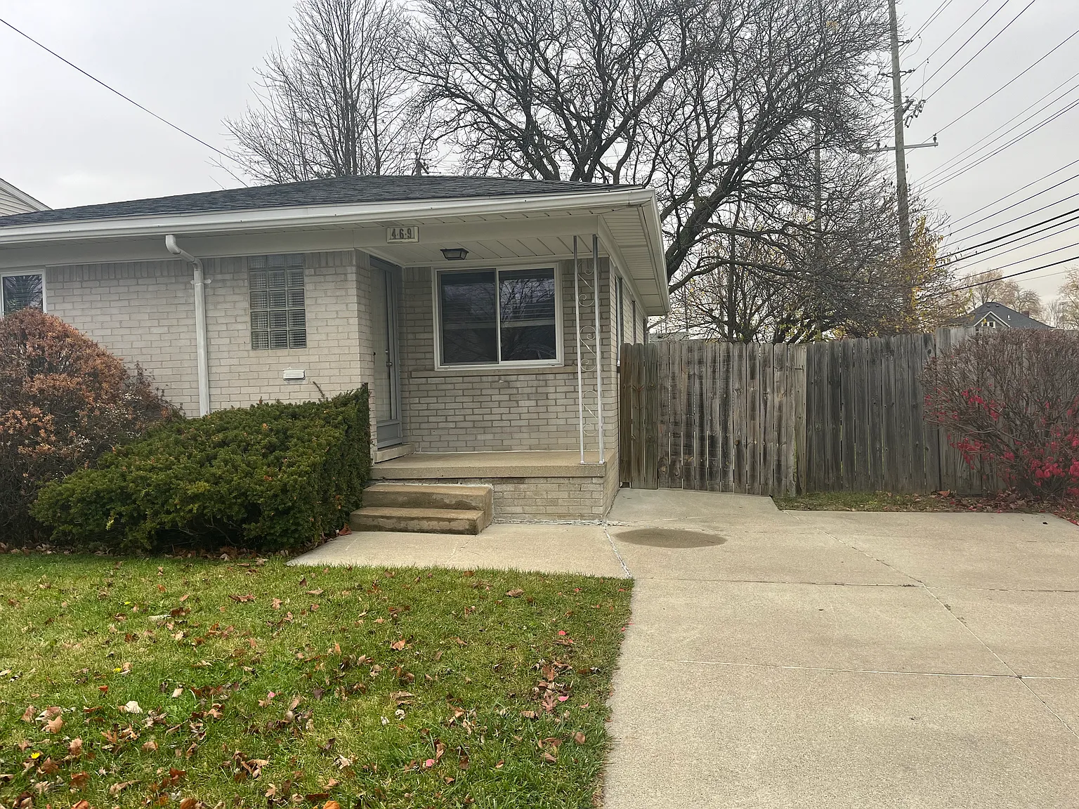 469 Channing St photo 1