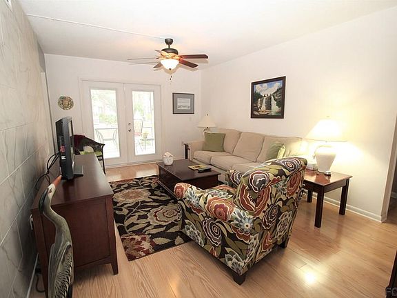 3rd image of 25 Greenbriar Ct #25