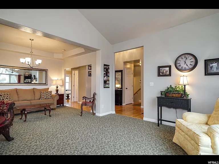 804 Creek Ln — Photo 2