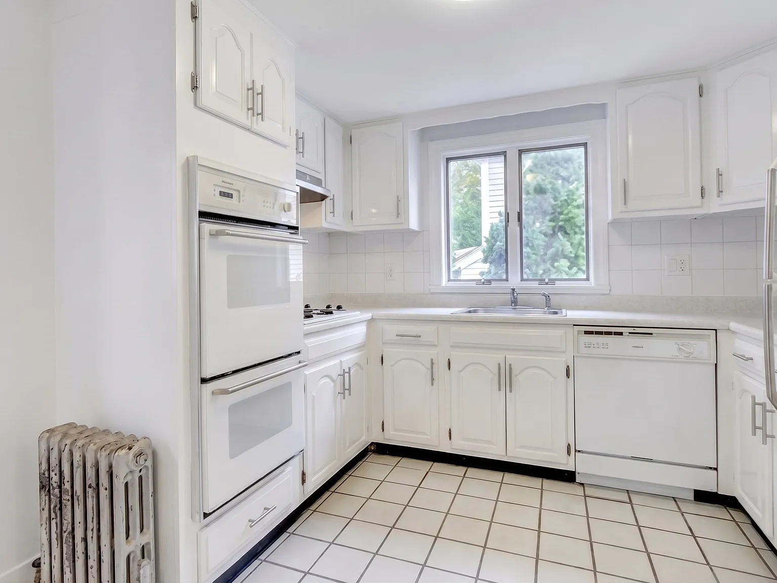 3 bed, 1.0 bath, 1400 sqft, $2,850 — Photo 3