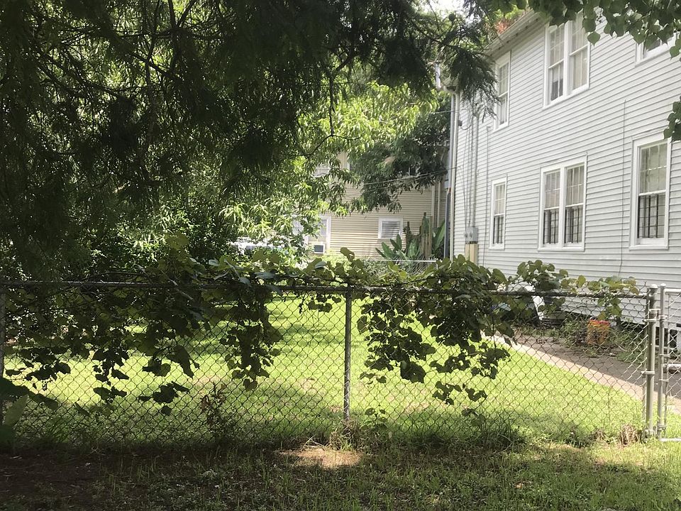 Large side yard 