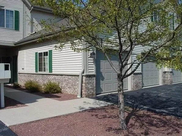 2112 Pine Ridge Ct, Grafton, WI 53024