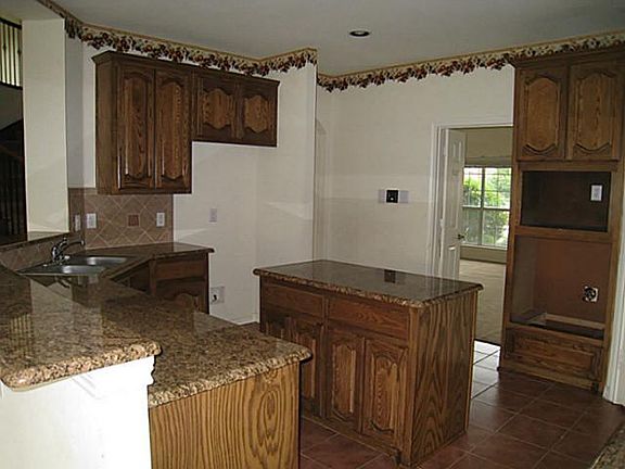 3rd image of 2805 Claremont Dr