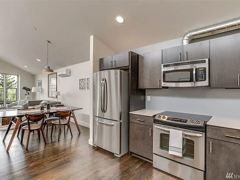 2405 Harbor Ave SW — Photo 1
