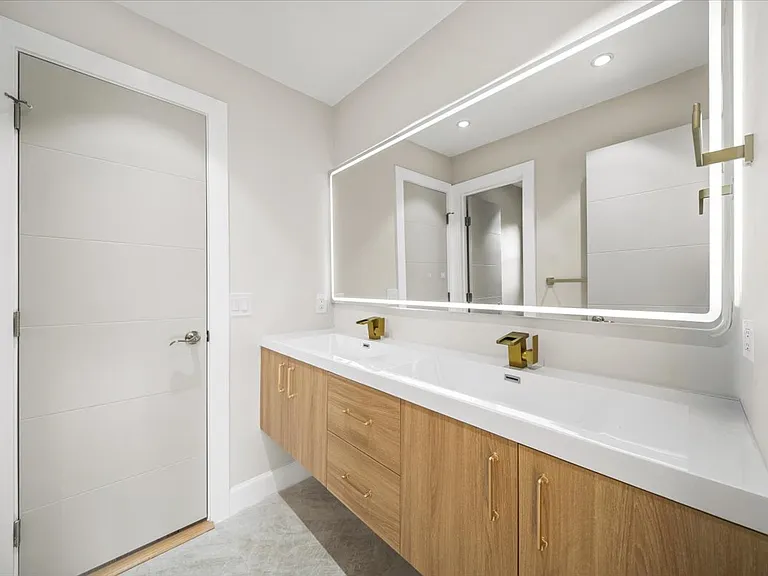250 Bruton Way — Photo 34