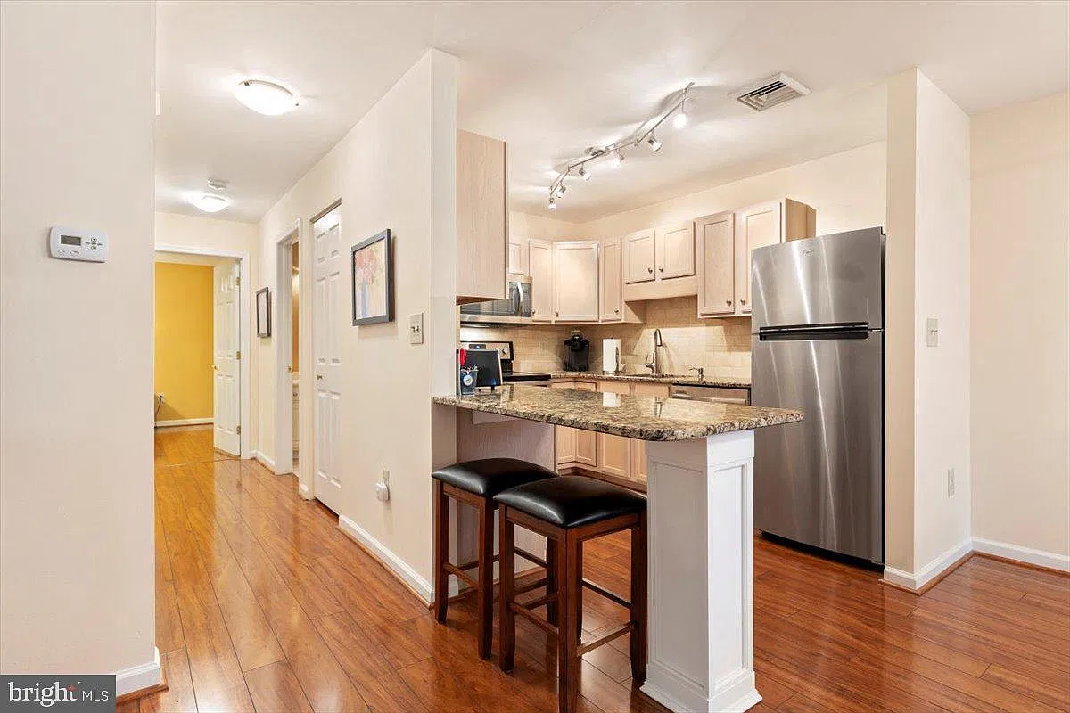 2 bed, 1019 sqft, $2,100 — Photo 4