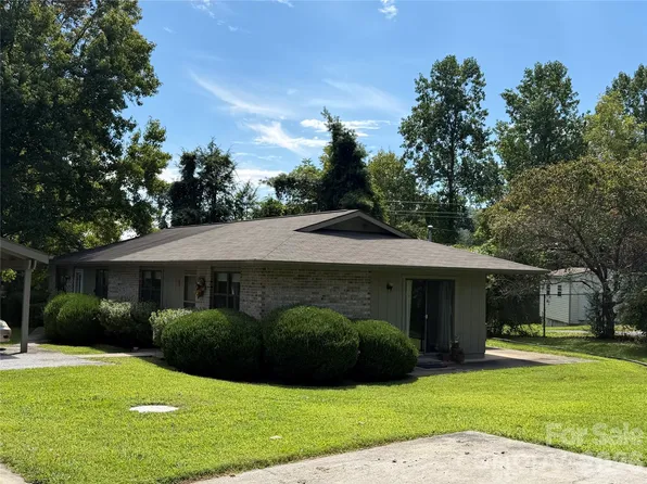 703 Farmington Cir, Hendersonville, NC 28739