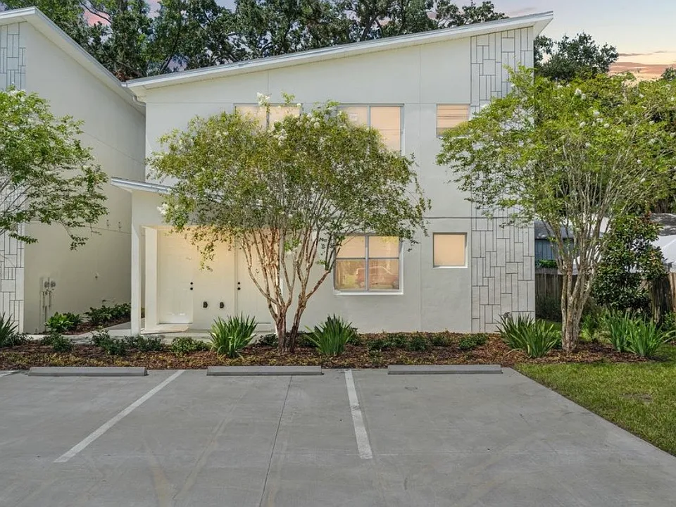 4206 N Manhattan Ave #2