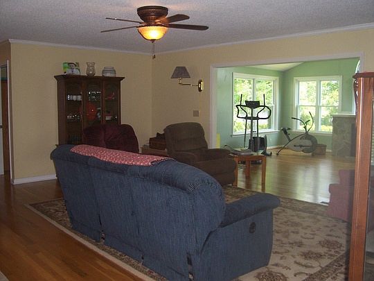 5th image of 943 N Shore Dr