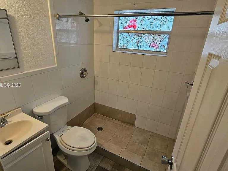 808 NE 10th St #3 — Photo 10