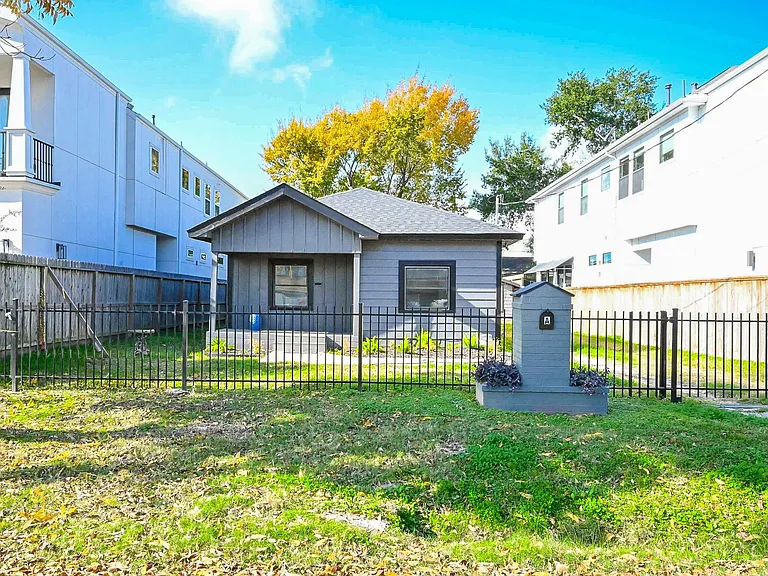 1507 Laird St — Photo 18