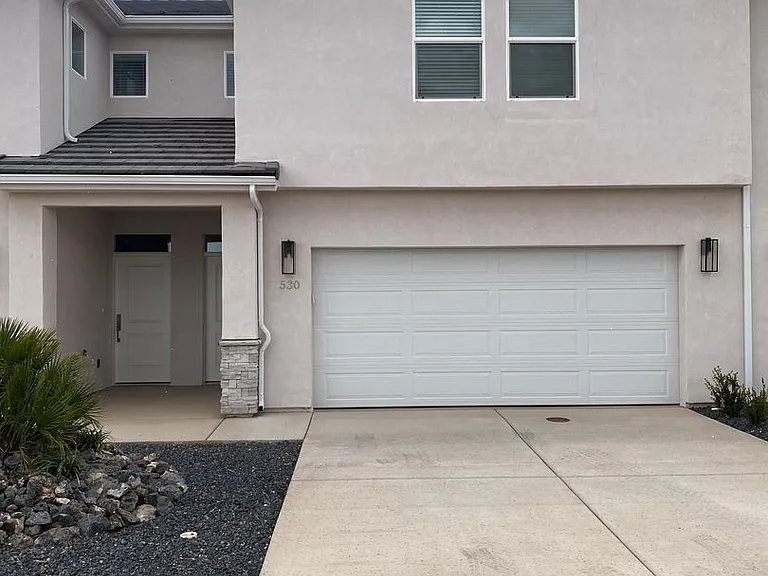 530 E Goldline Dr — Photo 1