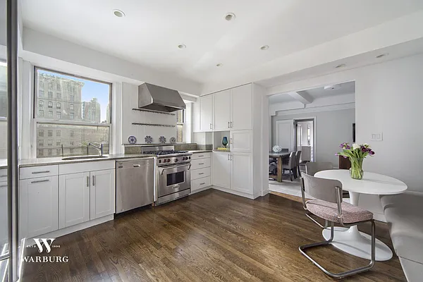 Sold by Warburg | media 9