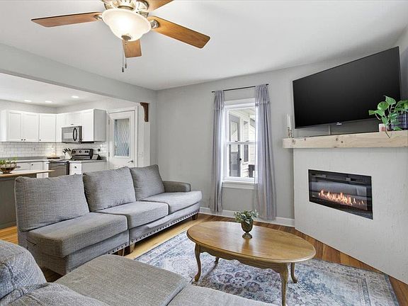 5th image of 418 W Division St