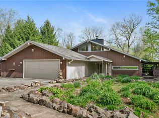 3132 Lake Rd, New Castle, PA 16102