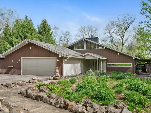 3132 Lake Rd, New Castle, PA 16102