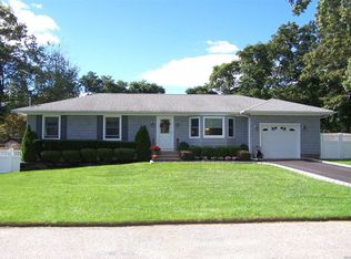 16 Ermine Rd, Rocky Point, NY 11778