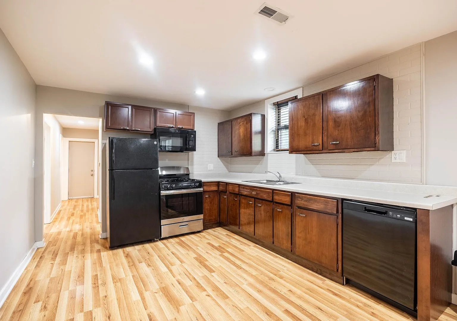 4 bed, 1.5 bath, $3,600 — Photo 1