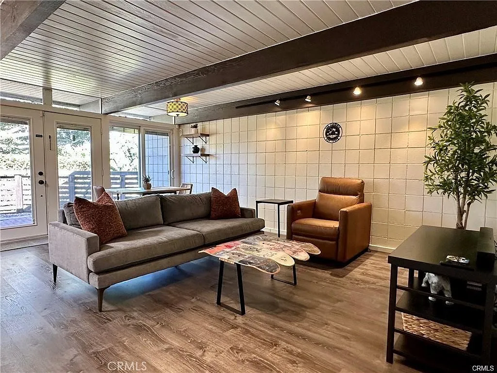 2 bed, 1.5 bath, 929 sqft, $3,900 — Photo 2