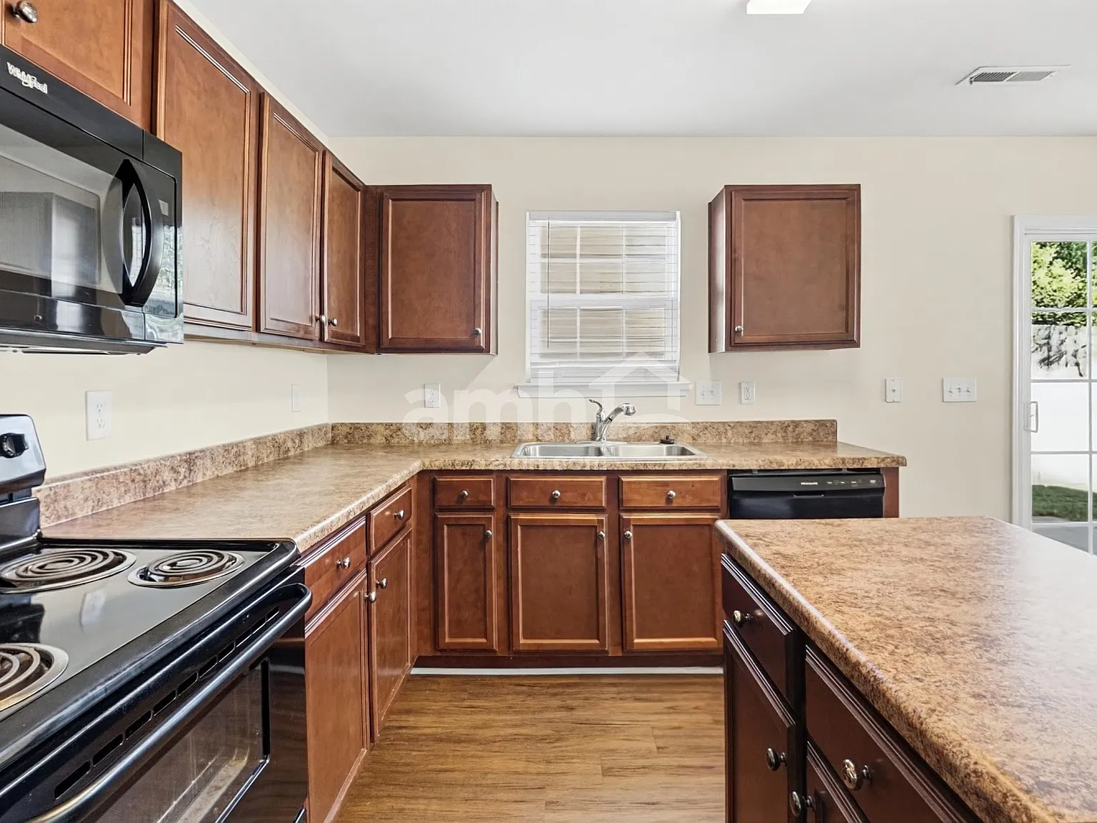 3 bed, 2.5 bath, 1890 sqft, $2,025 — Photo 3