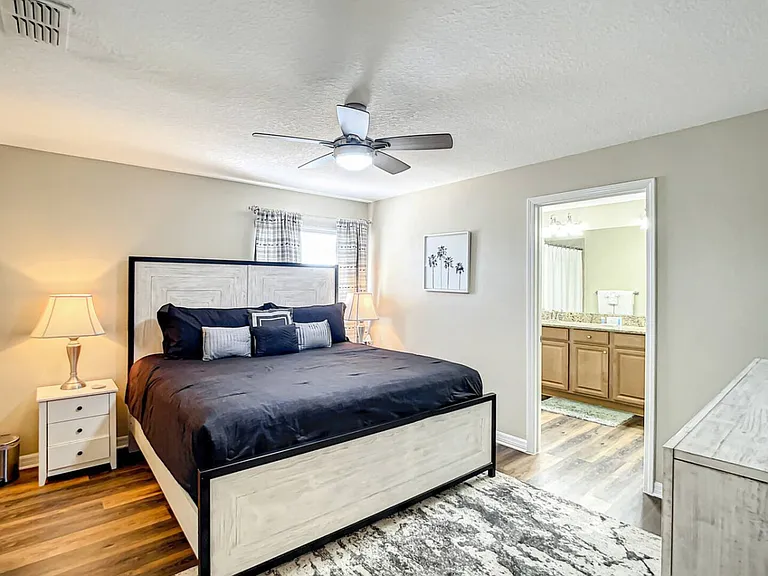 Beach Palm Ave — Photo 17