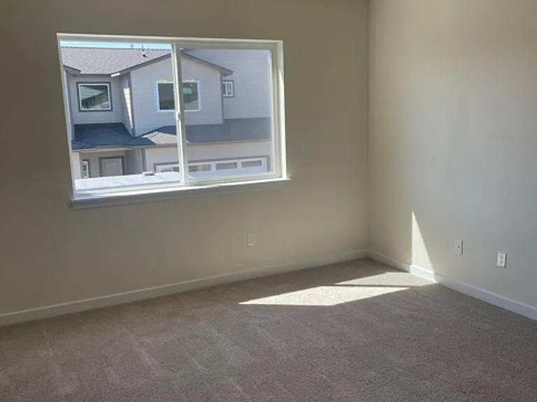 944 NE Paula Dr — Photo 9