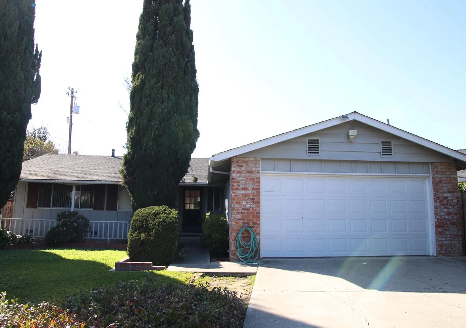 3 bed, 1296 sqft, $6,100 — Photo 1