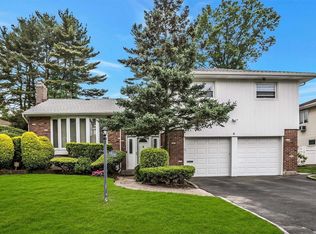 2 Gloria Dr, Woodbury, NY 11797