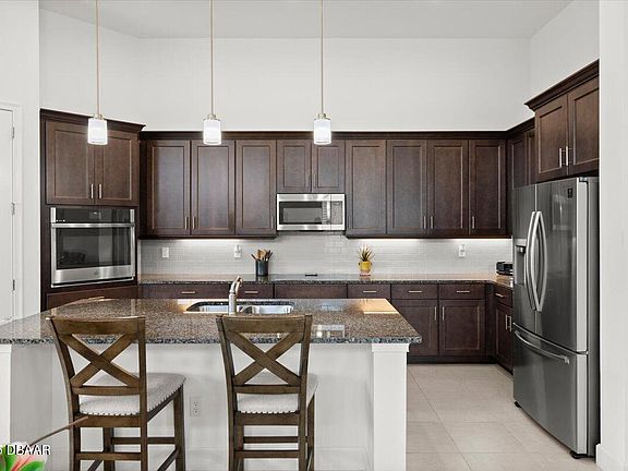 4th image of 225 Mosaic Blvd