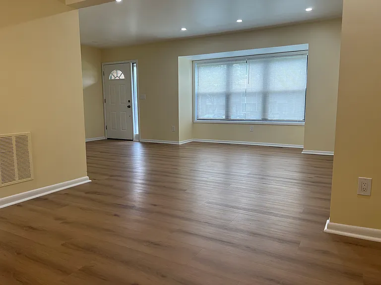 852 Jamestown Rd — Photo 1