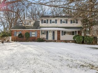 9 Pashen Pl, Dix Hills, NY 11746