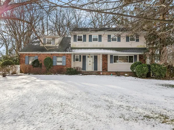 9 Pashen Place, Dix Hills, NY 11746