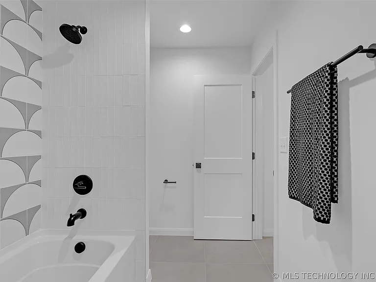 515 W El Paso St — Photo 67