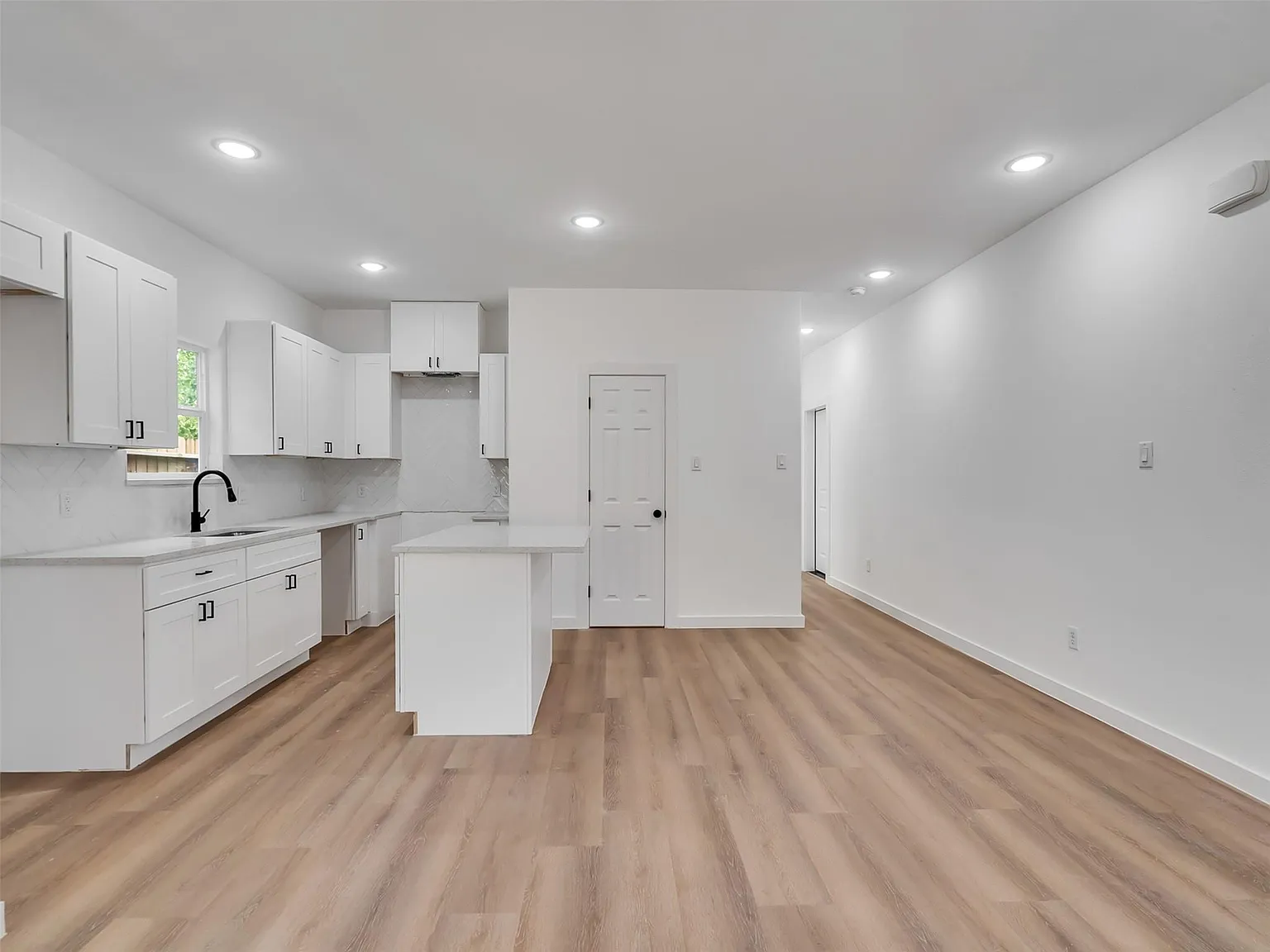 Studio, 2.5 bath, $1,900 — Photo 4