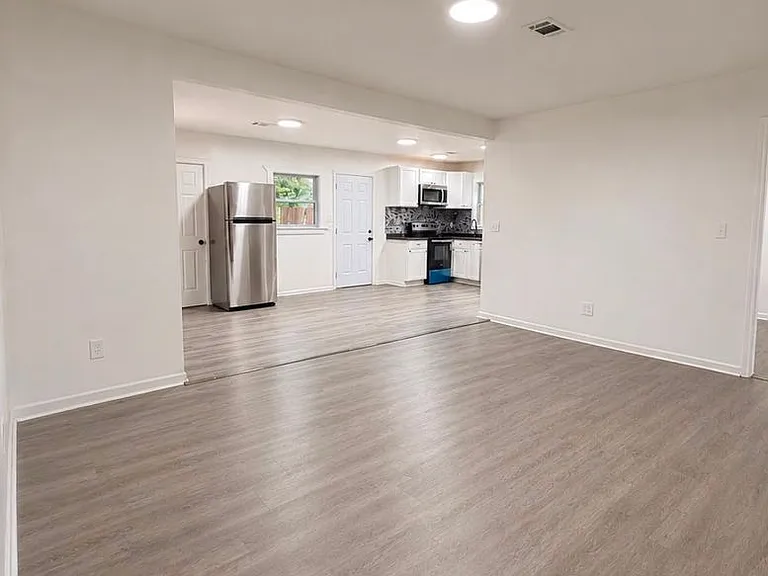 1427 Adrian Ln — Photo 8