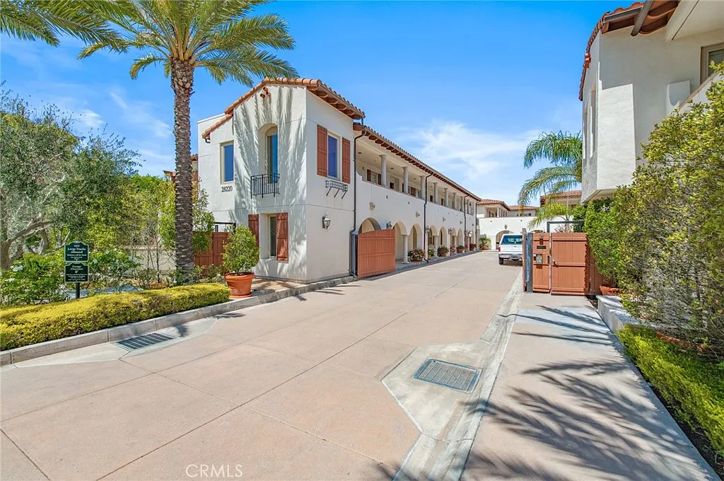 2 bed, 1220 sqft, $3,950 — Photo 1