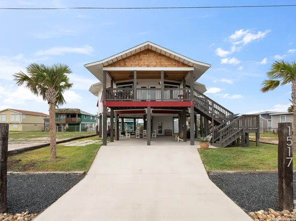 1517 S Magnolia St, Rockport, TX 78382