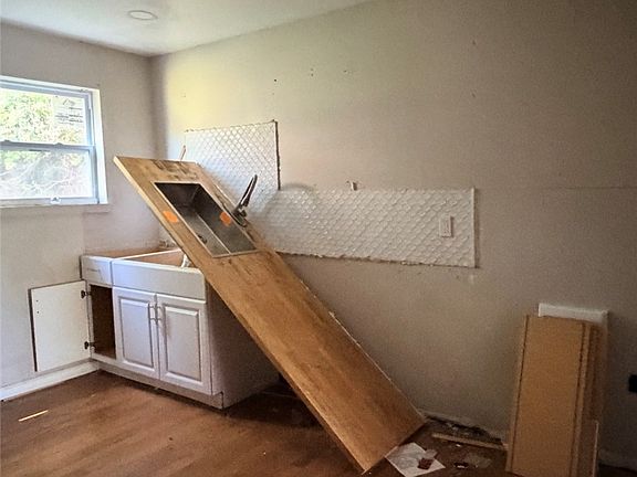 5th image of 522 Freeland St