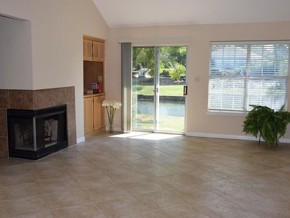5th image of 802 Fairway Lakes Dr