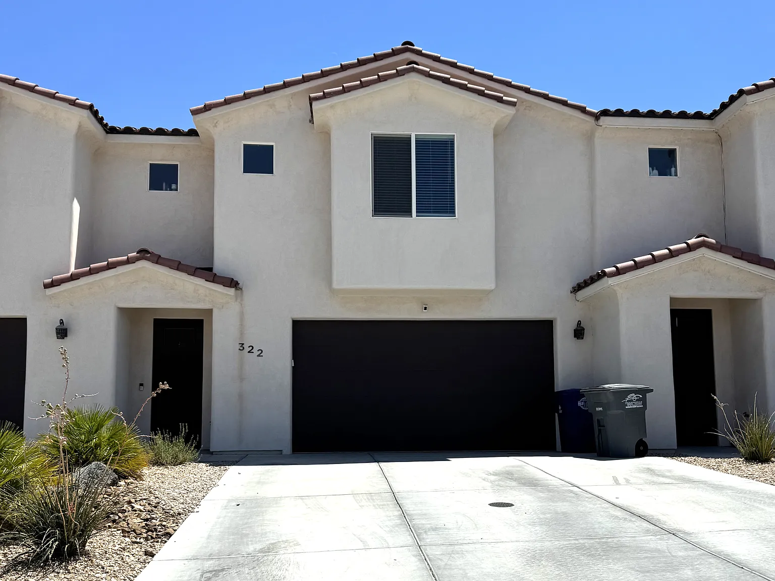 Stunning Townhome! 4 beds 2.5 baths 2 car garage! — Photo 2