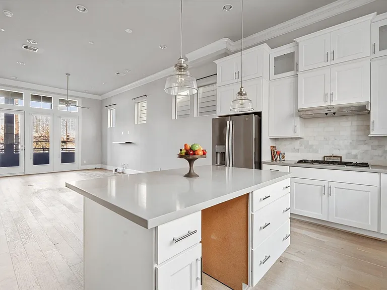 1005 Saint Charles St — Photo 12