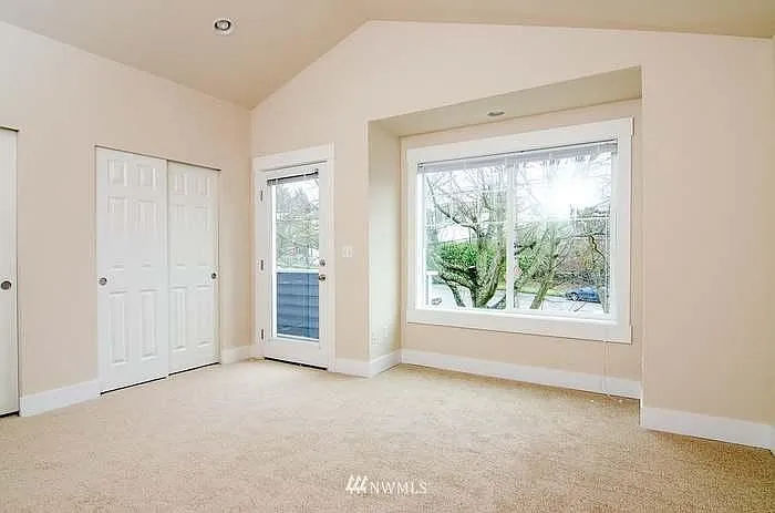 High ceiling bedroom w/ balcony