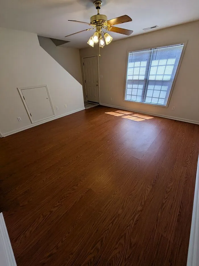 2 bed, 2.5 bath, 1025 sqft, $1,145 — Photo 2