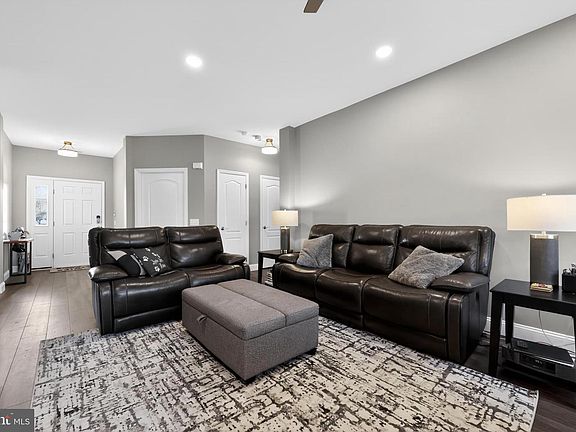 5th image of 18 Begonia Ct